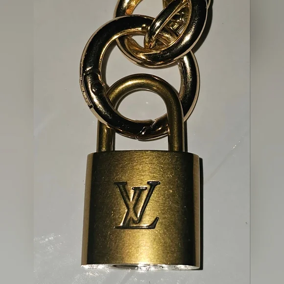 Louis Vuitton Lock ๐ Necklace - Picture 4 of 9